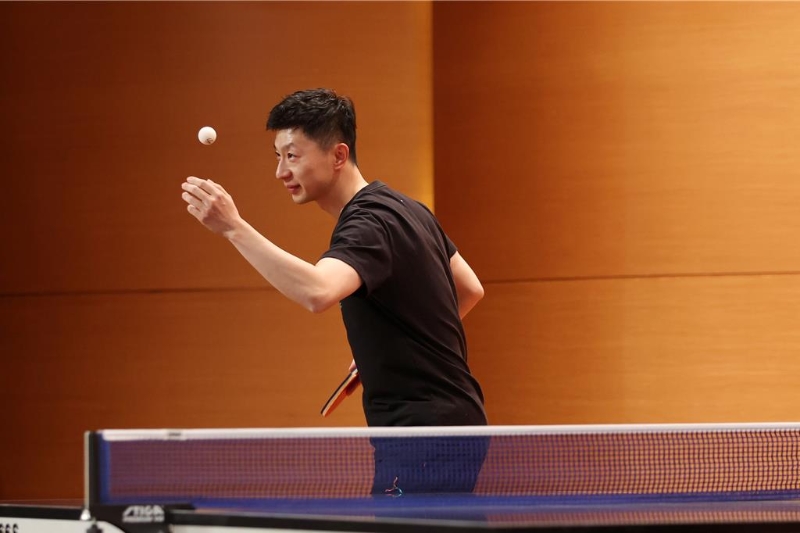 大陸桌球名將馬龍（見圖）近日跟隨陸生團訪臺，29日前往文化大學進行交流，并與我國退役桌球名將蔣澎龍與巴黎奧運國手陳思羽切磋球技，上演奧運層級的交流賽。