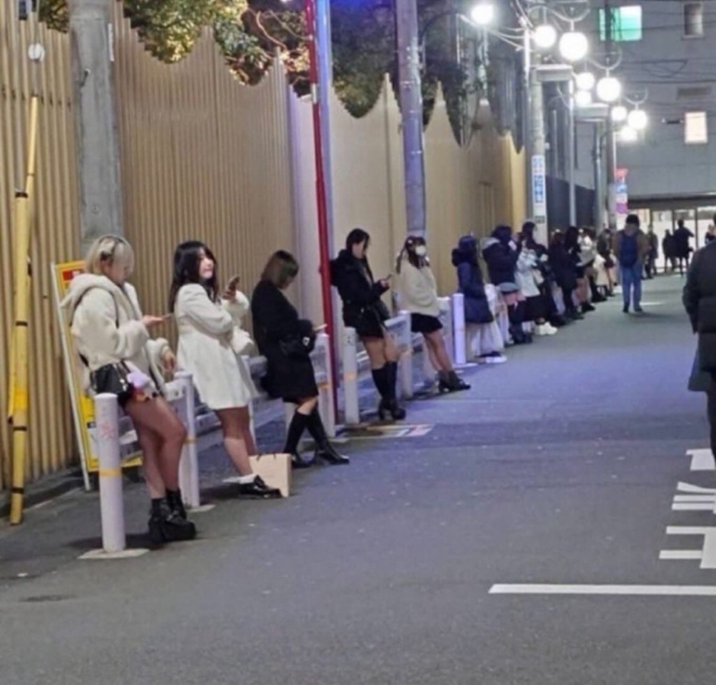 年輕女性在大久保公園“企街”。