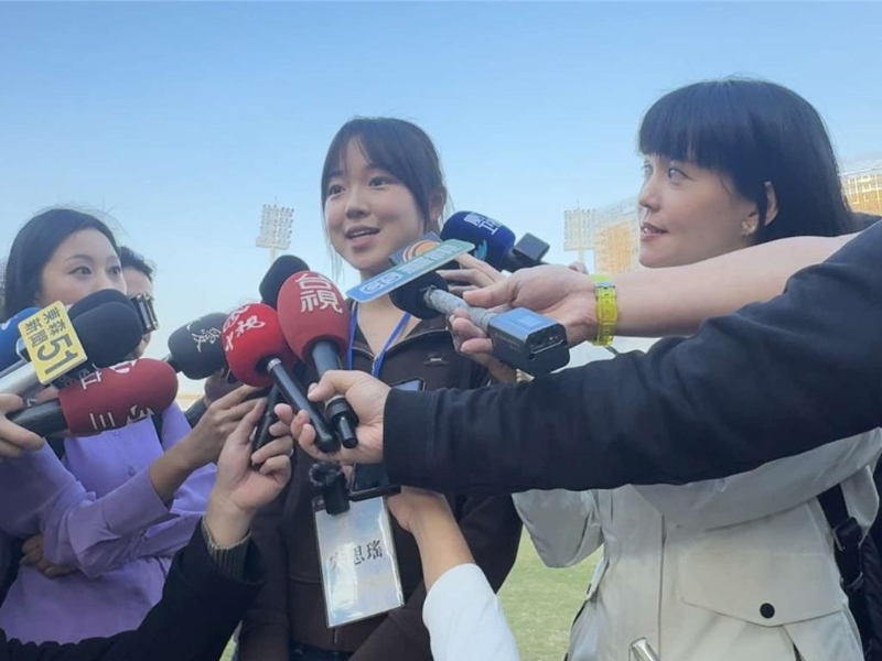 大陸高校師生訪問團1日下午赴臺中洲際棒球場，被問及中國臺北隊在世界12強棒球賽中奪冠，復旦大學經濟學院大四生宋思瑤表示，代表師生訪問團祝賀中國臺北隊，希望大陸和臺灣同胞像中信兄弟英文隊名中的“Brothers”一樣，一起為祖國在棒球領域更上一層樓。