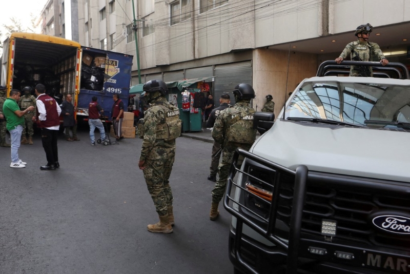 墨西哥海軍人員監督檢獲貨物。(路透社)