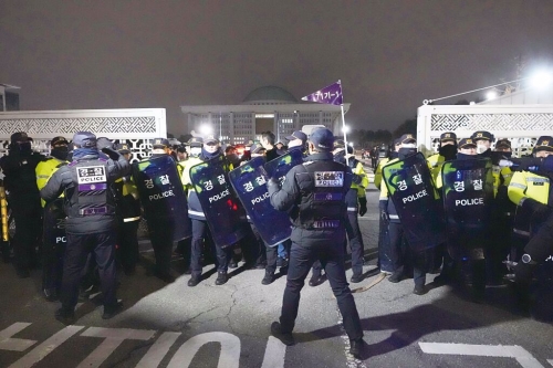 韓國總統尹錫悅昨晚突宣布緊急戒嚴，警方在首爾國會前站崗。美聯社