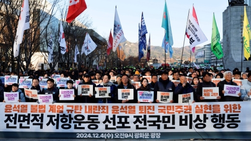 首爾人民在參加集會，要求總統尹錫悅下臺。 路透社