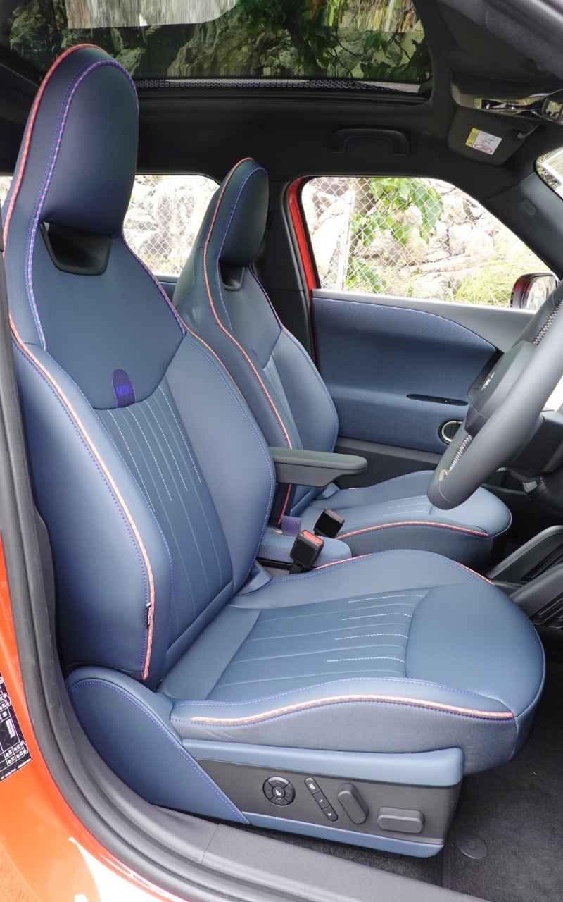 一雙跑車桶座椅附電控調校，駕駛席另備按摩及記憶組合