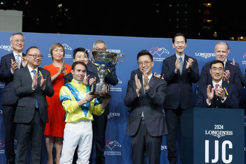 楊潤雄昨日出席賽馬活動，為浪琴國際騎師錦標賽頒發獎杯，期間笑容滿臉。