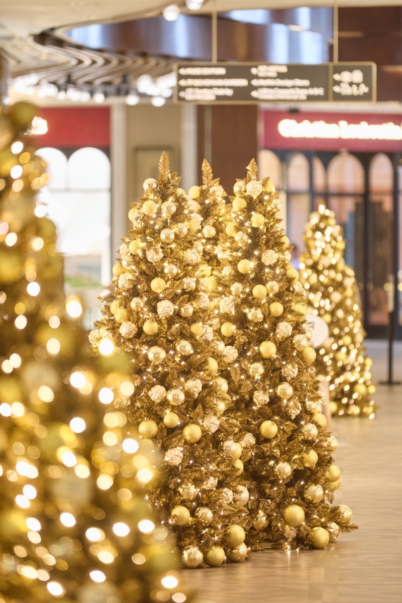 3.金色圣誕樹：商場多處設置金色圣誕樹，營造璀璨華麗的圣誕氣氛（官方圖片）