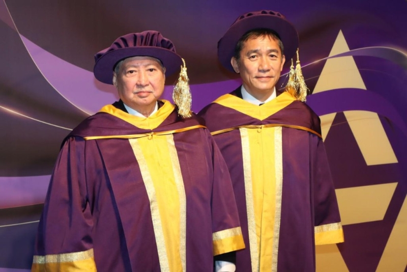梁朝偉與洪金寶一同獲頒授榮譽博士學位。