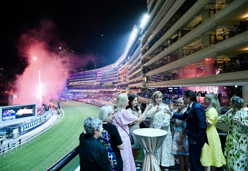 賽事期間，馬會會協助來港旅行團預約馬場內餐飲設施，為他們提供精彩的娛樂及賽馬體驗。