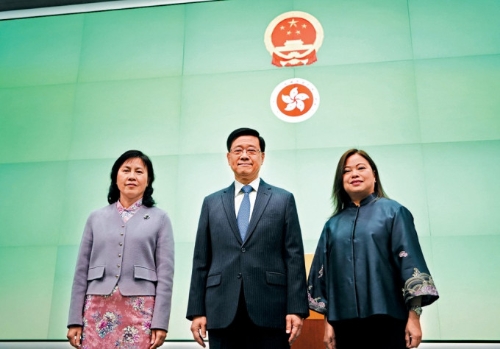 行政長官李家超率領新任局長見傳媒，左為新任運輸及物流局局長陳美寶，右為新任文化體育及旅游局局長羅淑佩。