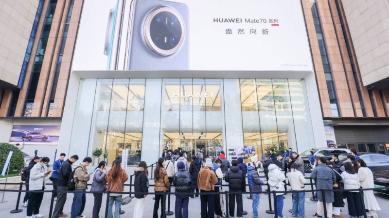 華為Mate 70今早開售，多地華為門店出現購買人龍。微博