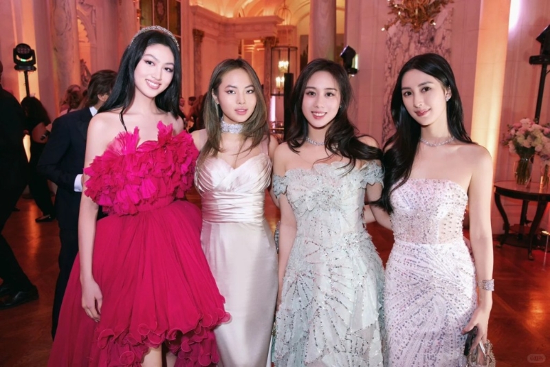 何超欣（右二）身穿米色Tube Dress，高貴大方，任晴佳（左一）則穿上鮮紅色的晚裝，非常之搶眼，而身穿白色珠片Tube Dress的李朗怡（右一），大騷白滑香肩，氣質滿瀉！