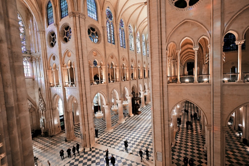 經翻新的巴黎圣母院大教堂昨日讓總統馬克龍與過千匠人內進參觀。