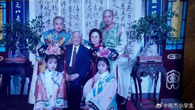 瓊瑤夫婦和《環珠格格》幾名青年主演合影。