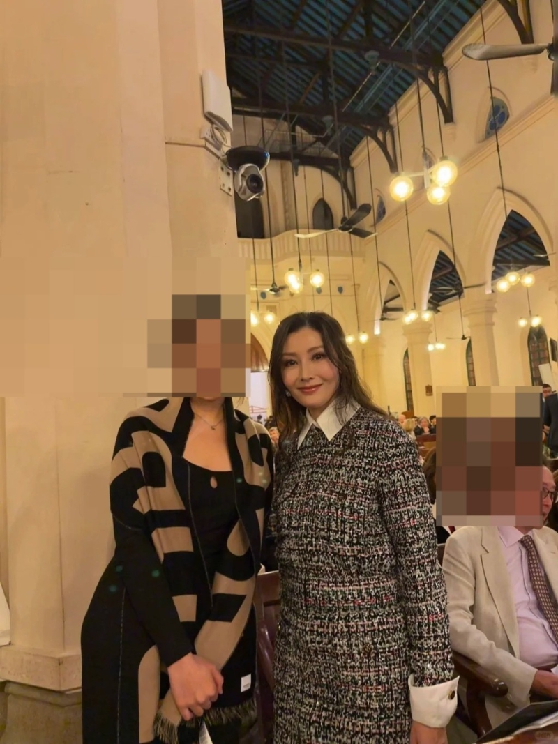 昨日（7日）有網民在小紅書上曬出一張在活動巧遇李嘉欣的合照，打扮引起網民討論。