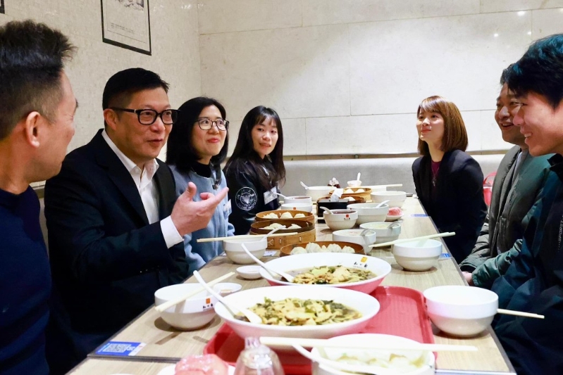 鄧炳強一行人與在杭港商及學生的陪同下享用地道早餐，并深入了解他們在杭州的生活體驗。鄧炳強FB