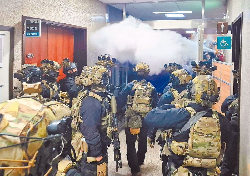 韓國總統尹錫悅3日宣布戒嚴時，軍隊立即進入國會；爭議場景畫面傳遍全球，引發熱議。
