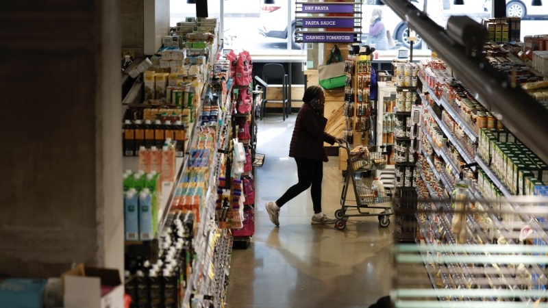 調查指美國人擔心特朗普上任后加關稅導致物價上漲，已開始囤積日用品。