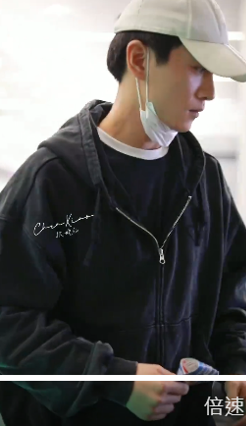 陳曉昨（9）日現身杭州機場，手上依舊沒戴著婚戒。