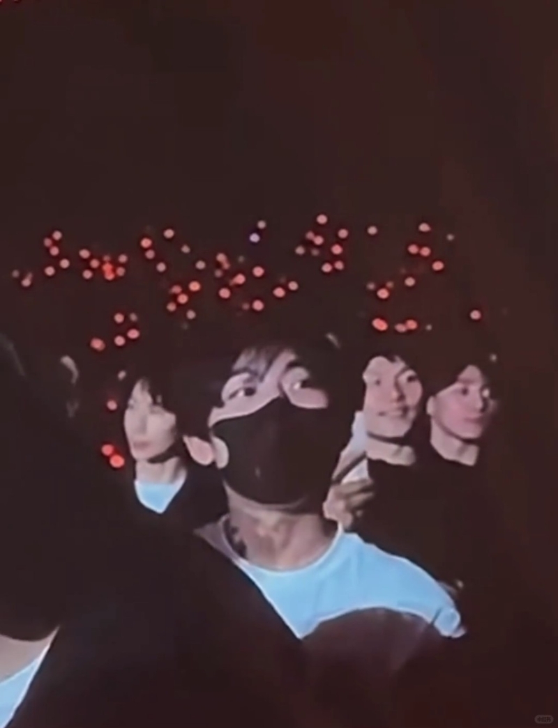 15歲的Kimi雖然戴上了黑色口罩，但眉眼倒模爸爸一樣，非常之師氣。