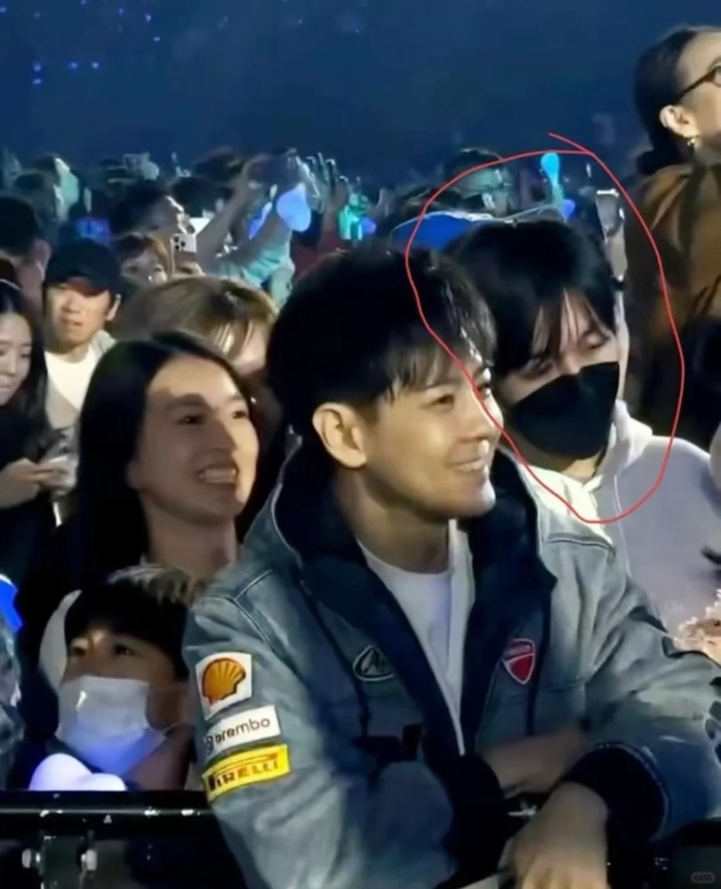 網民貼出多張不同角度拍攝Kimi的照片。