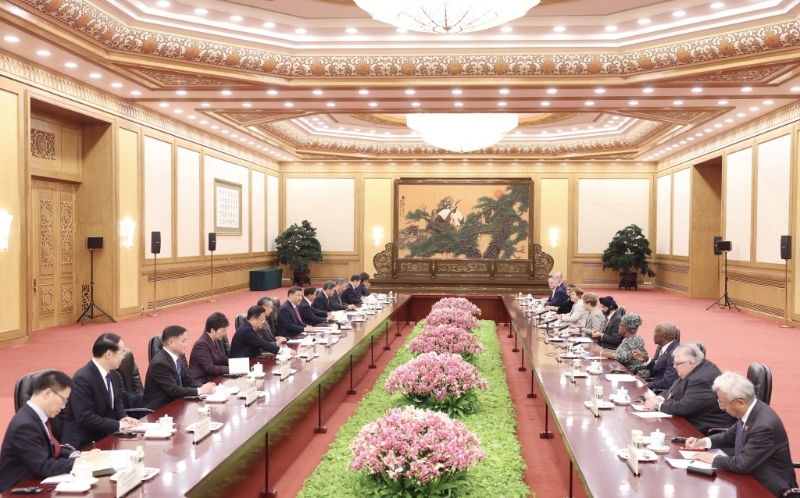 習近平在北京人民大會堂會見來華出席「1+10」對話會的主要國際經濟組織負責人。中新社