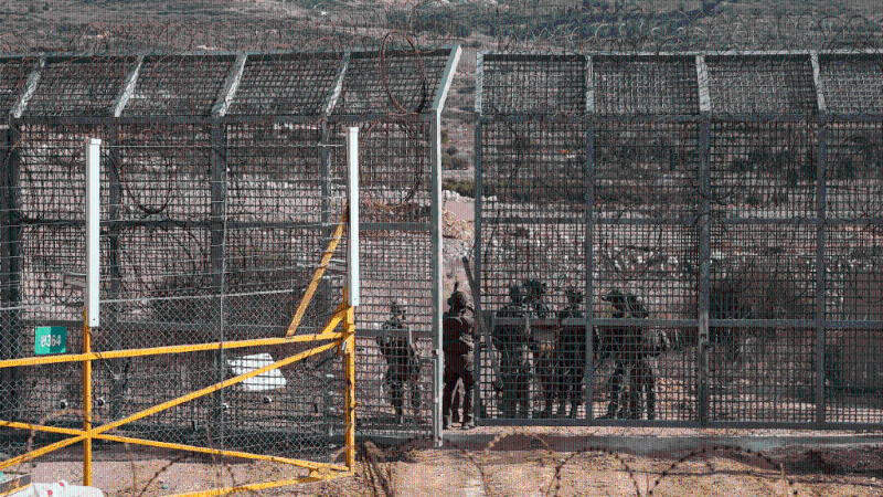 以色列士兵站在?；鹁€外，敘利亞一側。路透社