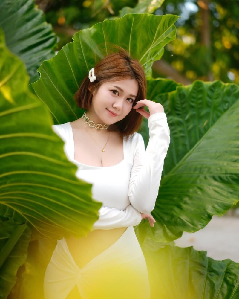 其后白云又曬出兩張在樹林中的靚相，以兩塊樹葉作為前景遮擋，整個畫面更顯美感，頗有幾分“雨林誘惑”的感覺。