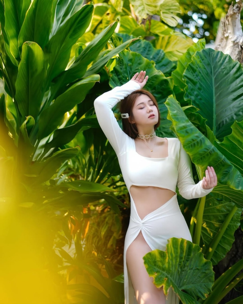 下身極高衩的設計亦是由腰部開始，盡秀白滑長腿，白云更疑似冇著底褲，看了直讓人臉紅心跳。