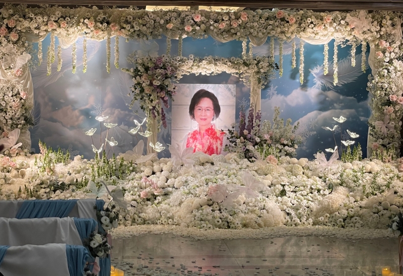 瓊瑤靈堂布置成一片花海。