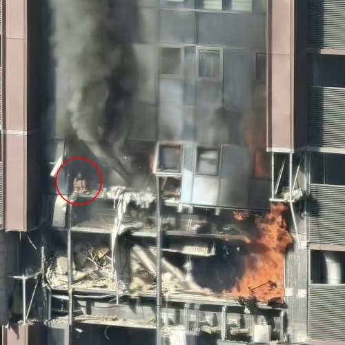 女住客坐在單位窗邊。