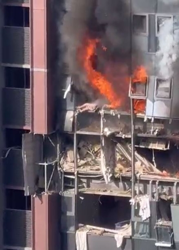 女住客當時不支躺在窗邊。