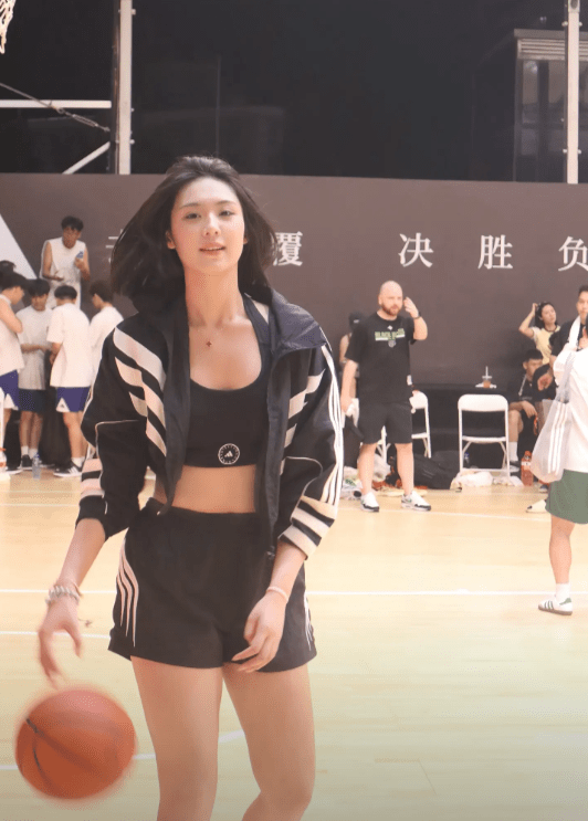 女籃球員卓識生活照。