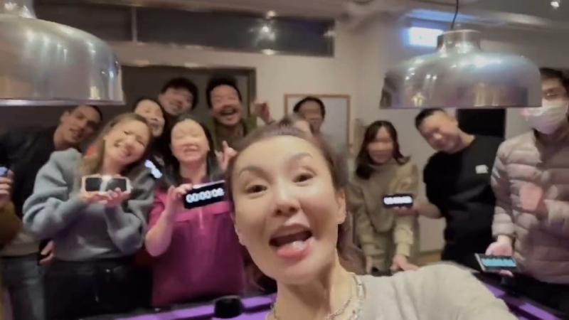 張曼玉罕有分享與朋友倒數的影片。 