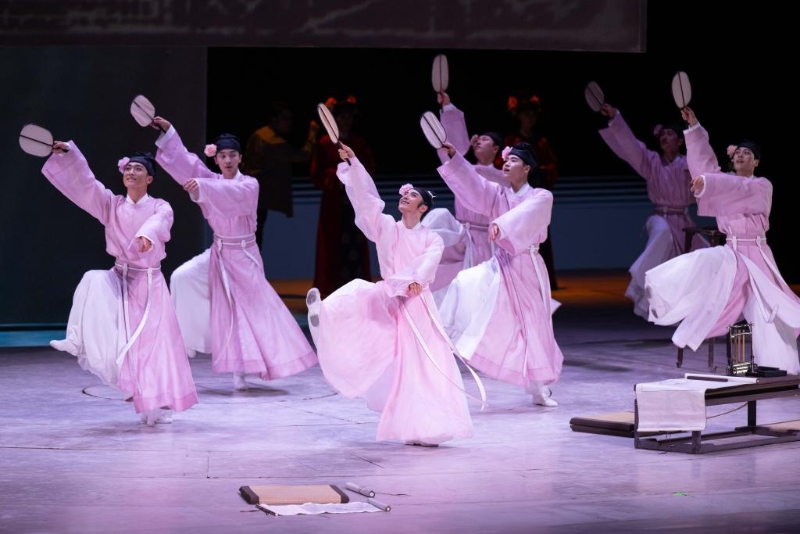 7月18日，演員在舞蹈詩劇《只此青綠》中表演。新華社記者 張金加 攝