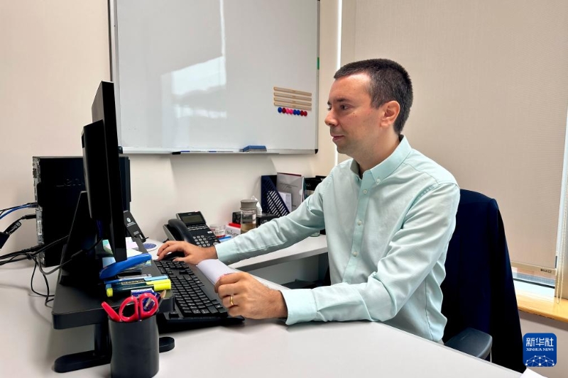 2024年11月21日，澳門城市大學葡語國家研究院的助理教授、來自葡萄牙的若昂·西蒙斯（中文名朱奧）在辦工室工作。新華社記者 王露 攝