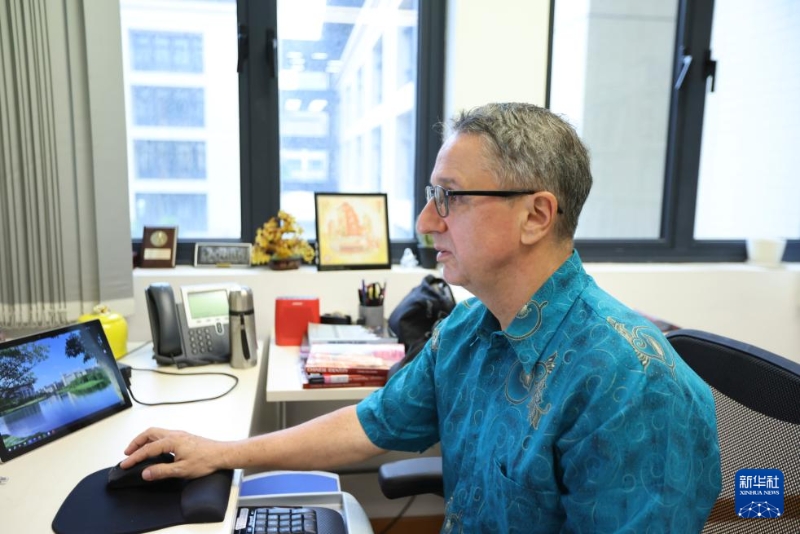 2024年11月14日，澳門大學社會科學學院副教授、來自美國的托德·萊爾·桑德爾（中文名申大德）在辦公室工作。新華社記者 梁家駿 攝