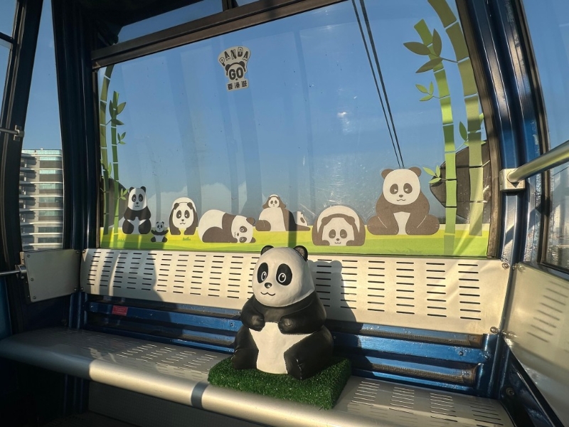 昂坪纜車內更設置立體雕塑，5架熊貓主題纜車將讓旅客近距離與雕塑拍照留念。