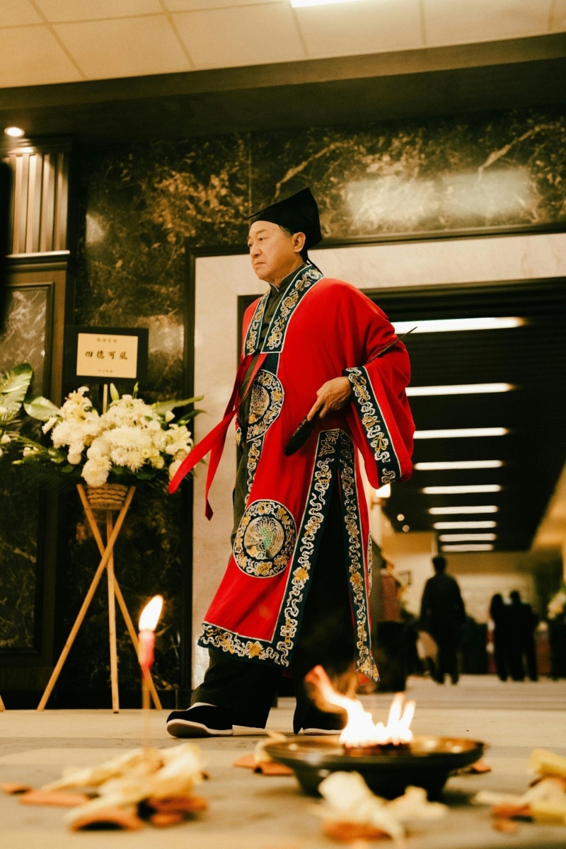 許冠文在戲中飾演喃嘸師傅文哥。
