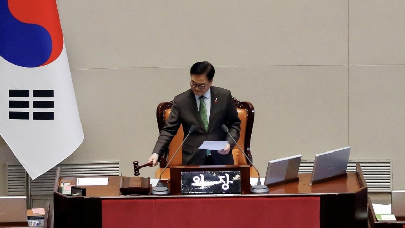 南韓國會議長禹元植敲槌宣布通過尹錫悅彈劾案。 路透社