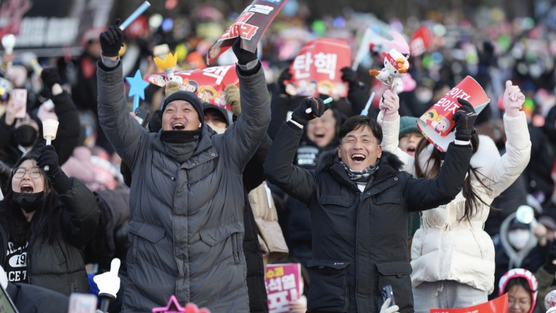 示威民眾得悉國會通過尹錫悅彈劾案后興奮歡呼。 美聯社