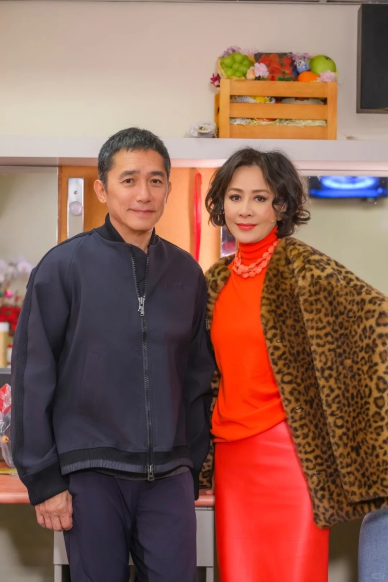 梁朝偉到后臺與劉嘉玲合照。