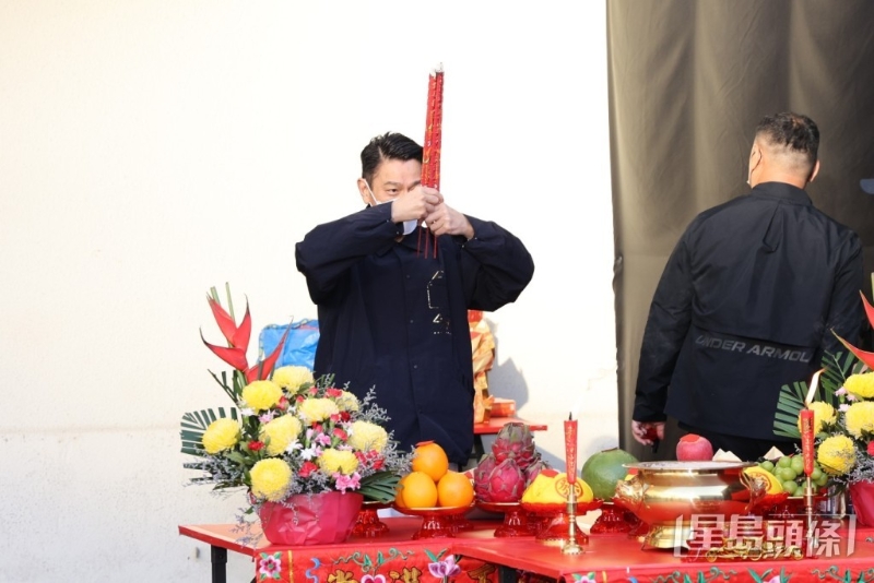 華仔在演出前在紅館進行拜神儀式，期望演出順利。