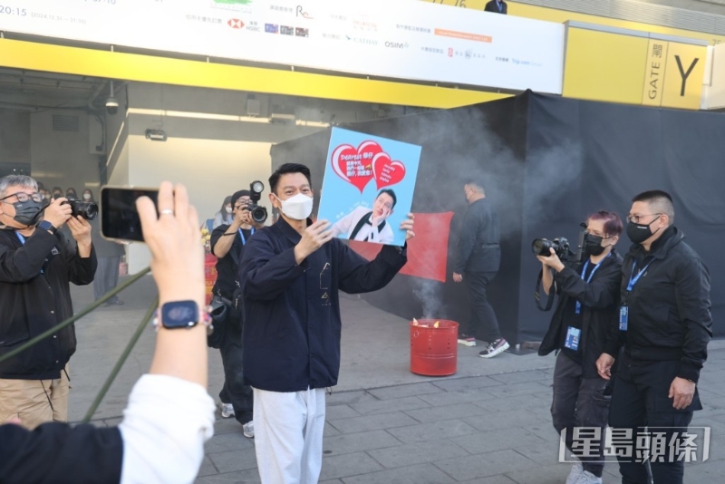 香港歌迷更趁機送上應援手幅，成功獲華仔親手接收。