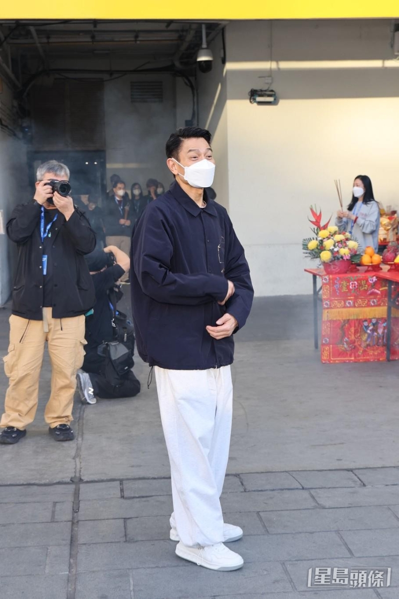 華仔上香后，劉太朱麗蒨也有上前拜神。