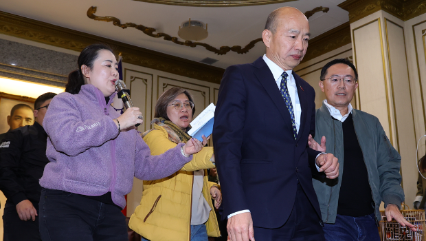 民進黨團痛批藍委不讓他們進會議室開會就將草案送出委員會，要求韓國瑜（前）主持公道