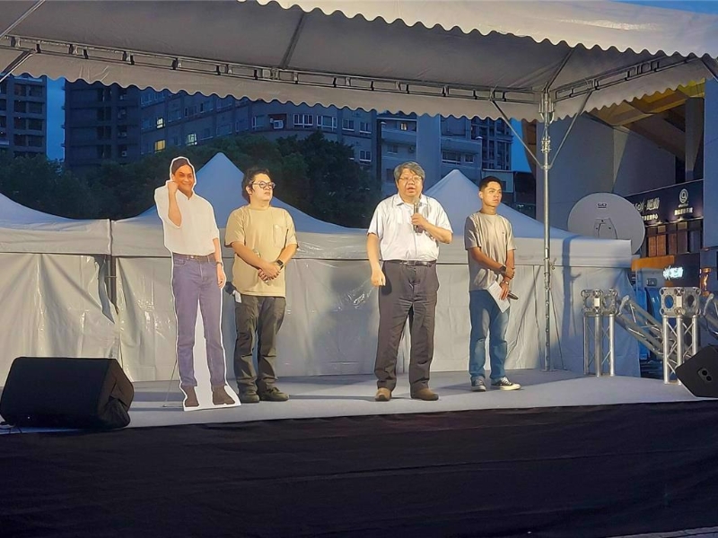 賴中強（右二）被藍營點名開酸。