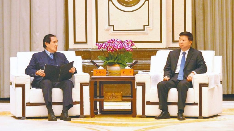 馬英九（左）18日率臺青赴哈爾濱參加“海峽兩岸青年冰雪節”，晚間與國臺辦主任宋濤（右）會面。 中時.jpg