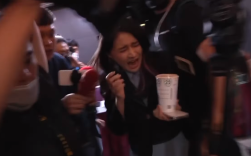 賴品妤曾疑似被攝影機腳架絆倒，卻趁機指控記者推倒他，引發熱議。