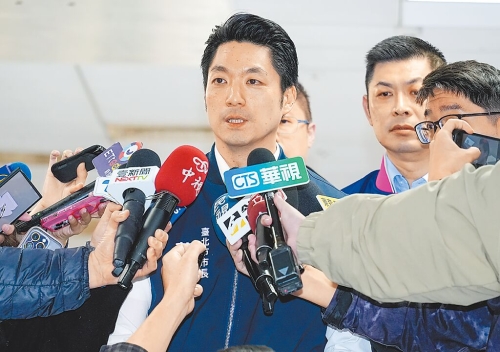 臺北市長蔣萬安（中）。