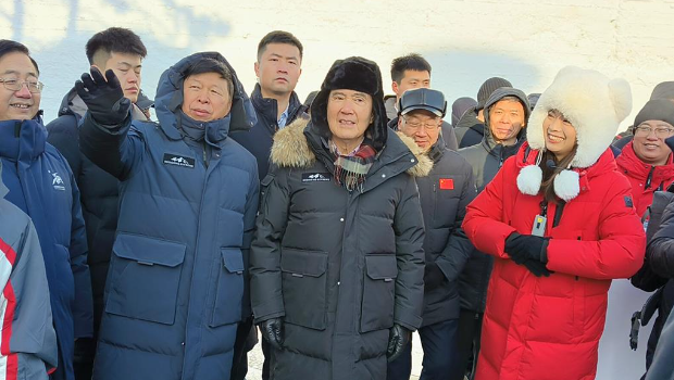 馬英九出訪大陸，19日參訪哈爾濱雪博會現場，防寒衣物全副武裝之下，笑稱“這輩子第一次打扮像只北極熊”。