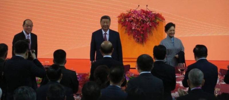 習近平（中）及夫人彭麗媛出席晚宴。